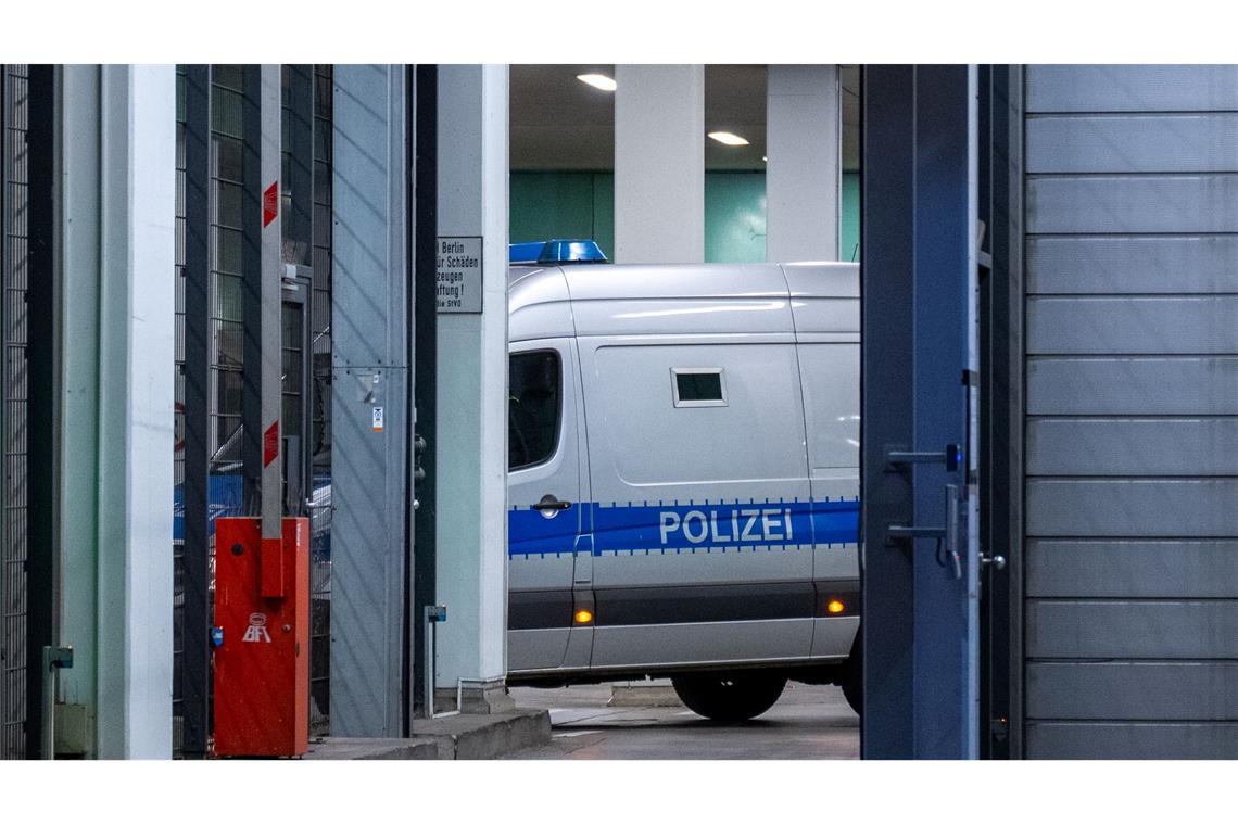 Ein Fahrzeug der Polizei steht im Bereitschaftsgericht vom Amtsgericht Tiergarten in Berlin, nachdem die Polizei am Samstag einen Mann festgenommen hat, der einen Anschlag geplant haben soll.