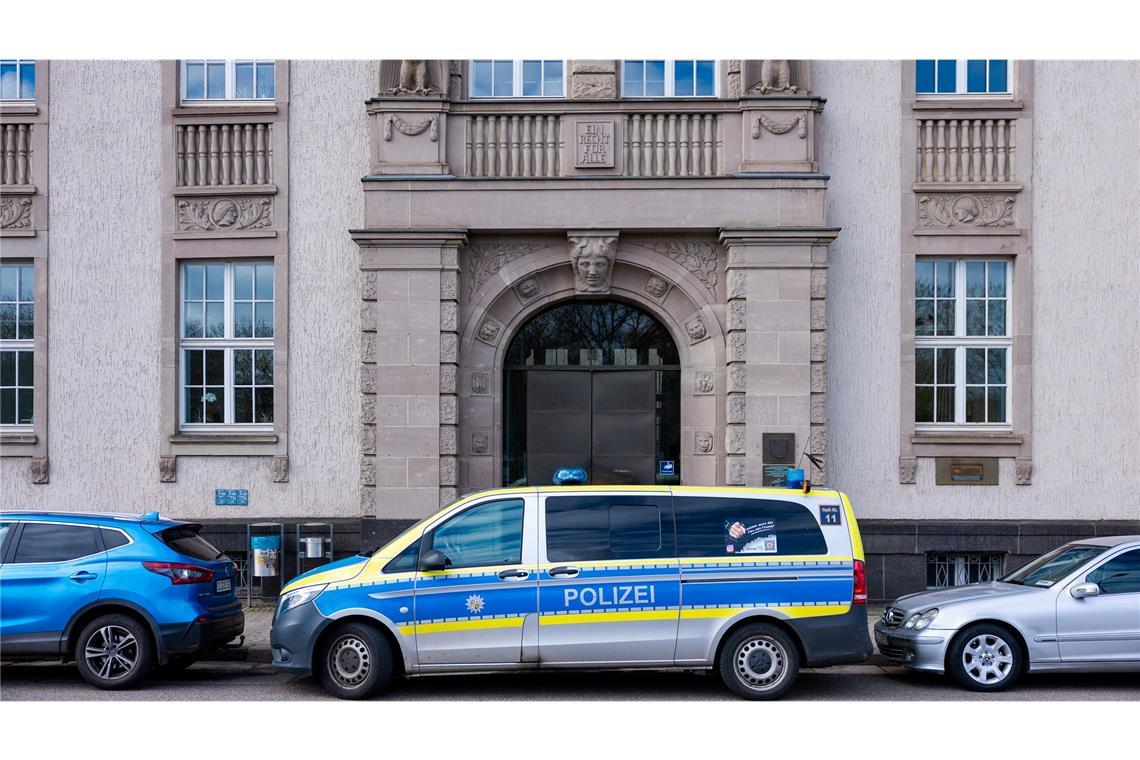Ein Fahrzeug der Polizei steht vor dem Landgericht Saarbrücken.