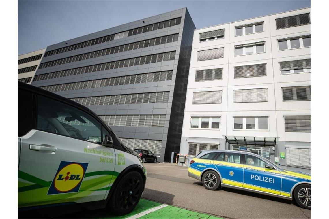 Festnahme wegen explosiver Postsendungen: Tatmotiv unklar Ein Fahrzeug der Polizei vor der Lidl-Zentrale in Neckarsulm. Foto: Christoph Schmidt/dpa