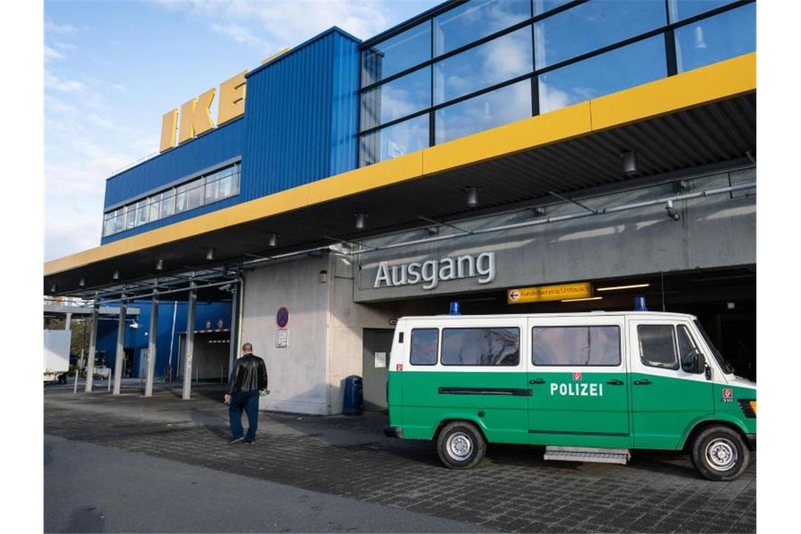Ein Fahrzeug der Spurensicherung der Polizei steht vor einem Seiteneingang eines Ikea-Möbelhauses im Stadtteil Nieder-Eschbach, nachdem hier ein Geldbote angeschossen und schwer verletzt worden war. Foto: Frank Rumpenhorst/dpa