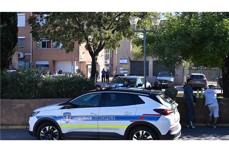 Ein Fahrzeug der Stadtpolizei steht vor dem Joseph-Lakanal-Gymnasium, nachdem in Aubagne in Südfrankreich ein Schulleiter durch einen Schuss aus einem Jagdgewehr verletzt und ein Jugendlicher festgenommen wurde. (zu dpa: «Terrorermittlungen nach Schüssen an Schule in Südfrankreich»)