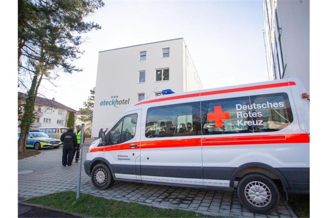 Ein Fahrzeug des Deutschen Roten Kreuzes steht vor einem Hotel in Kirchheim unter Teck, welches zu einer Quarantänestation umgerüstet worden ist. Foto: Tom Weller/dpa
