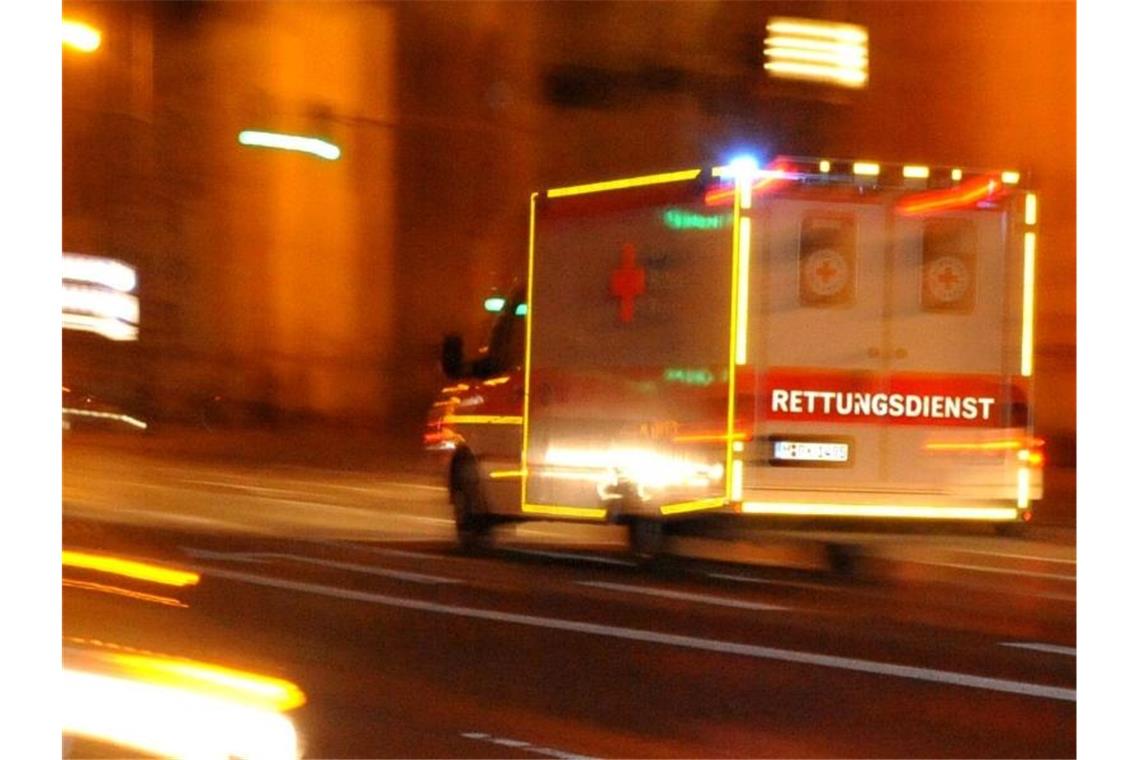 Ein Fahrzeug des Rettungsdienstes. Foto: Nicolas Armer/dpa/Symbolbild