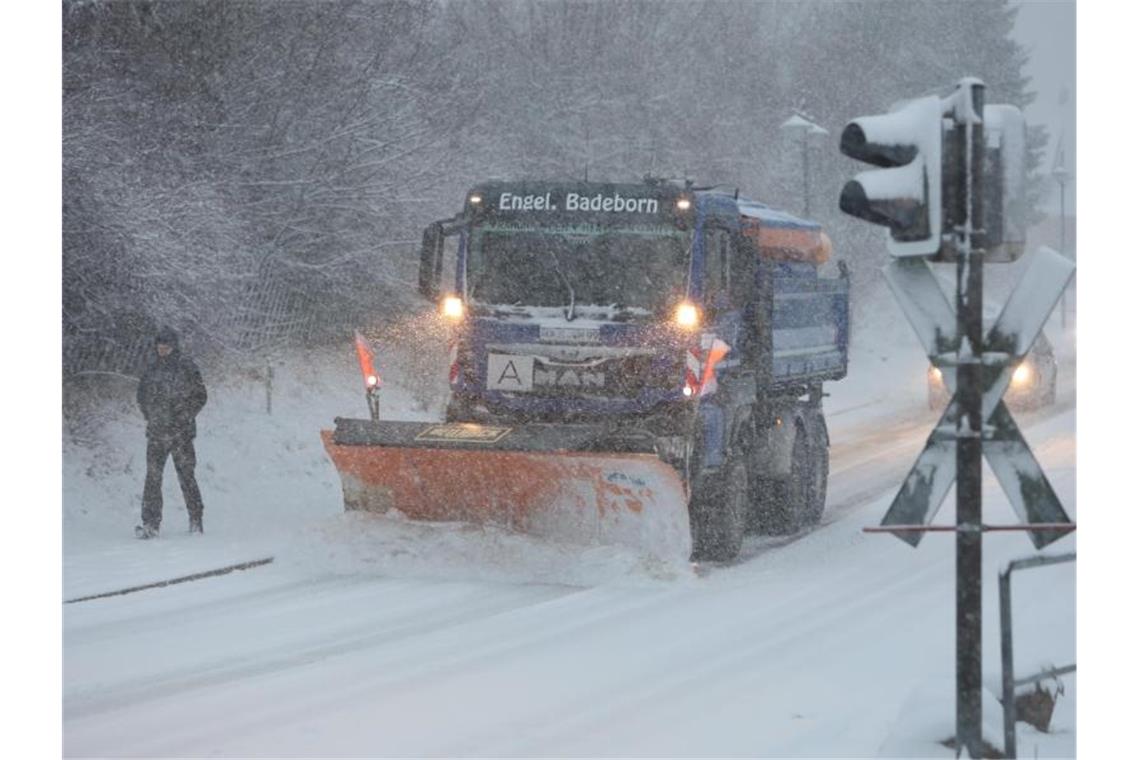 Ruhe nach dem Orkan - aber nicht lange Ein Fahrzeug des Winterdienstes ist im Oberharz im Einsatz. Foto: Matthias Bein/dpa-Zentralbild/ZB