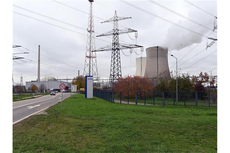 Ein Fahrzeug fährt am Atomkraftwerk Philippsburg vorbei. Foto: Uli Deck/dpa/Archivbild