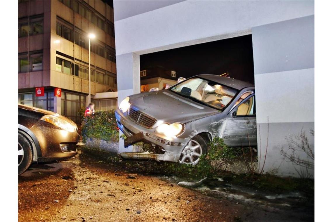Verkehrsinsel wird zur Schanze: Auto verkeilt sich in Haus Ein Fahrzeug hat sich nach einem Unfall in einem Gebäude verkeilt. Foto: Kevin Lermer/VMD-Images/dpa