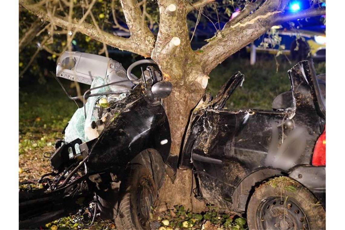 Ein Fahrzeug ist nach einer Kollision mit einem Baum völlig zerstört. Foto: Kohls/SDMG/dpa