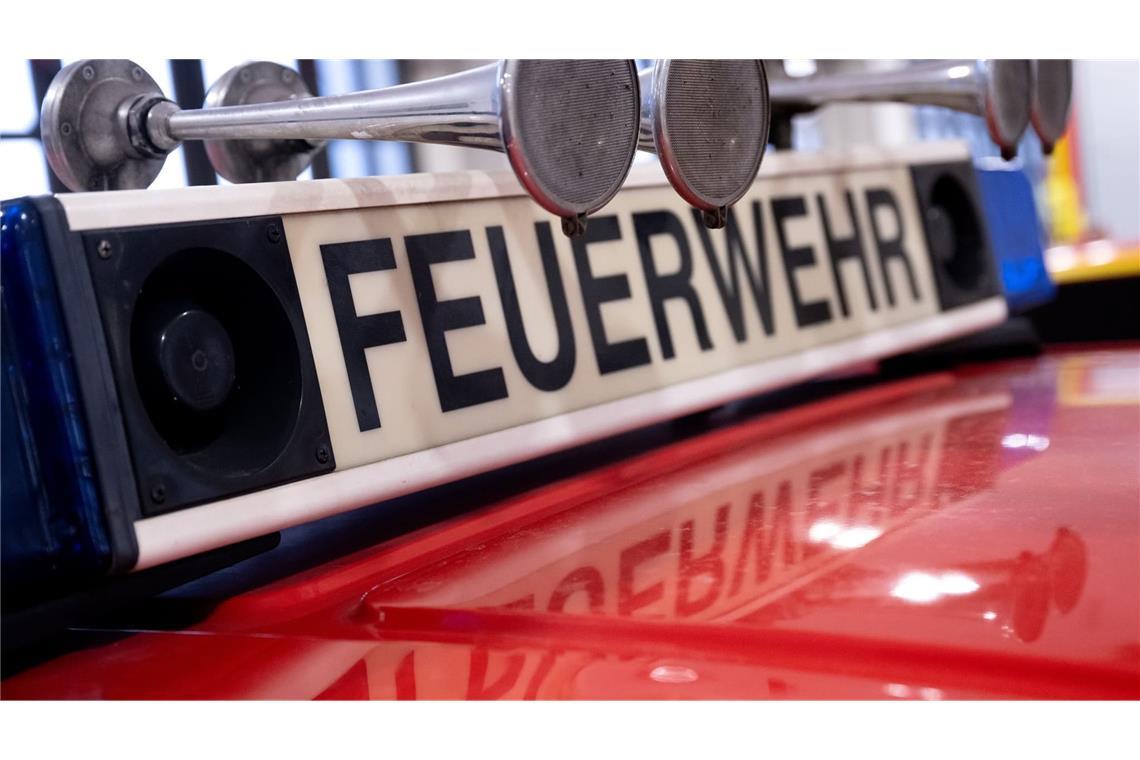 Ein Fahrzeug mit der Aufschrift „Feuerwehr“. (zu dpa: «Feuer auf Firmendach: Mehrere Hundert Solarpaneele zerstört»)