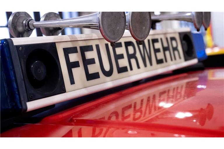Ein Fahrzeug mit der Aufschrift „Feuerwehr“. (zu dpa: «Feuer auf Firmendach: Mehrere Hundert Solarpaneele zerstört»)