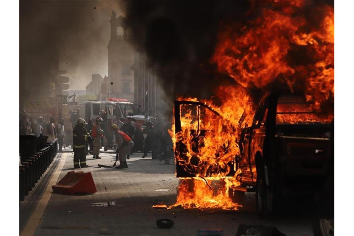 Ein Fahrzeug steht in Flammen. Auch in Mexiko hat es Proteste wegen des Todes eines Mannes nach dessen Festnahme durch die Polizei gegeben. Foto: El Universal/El Universal via ZUMA Wire/dpa