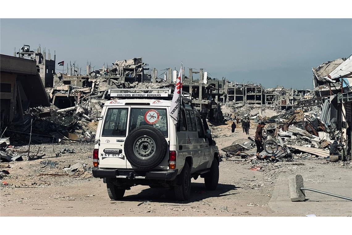 Arzt aus Gaza: Kein Waffenstillstand – „Wir brauchen ein Ende dieses Krieges“ Ein Fahrzeug von „Ärzte ohne Grenzen” fährt an den zerstörten Gebäuden in Jabalia im Nordosten des Gazastreifens vorbei (Archivfoto).
