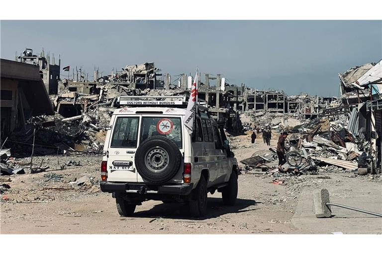 Ein Fahrzeug von „Ärzte ohne Grenzen” fährt an den zerstörten Gebäuden in Jabalia im Nordosten des Gazastreifens vorbei (Archivfoto).