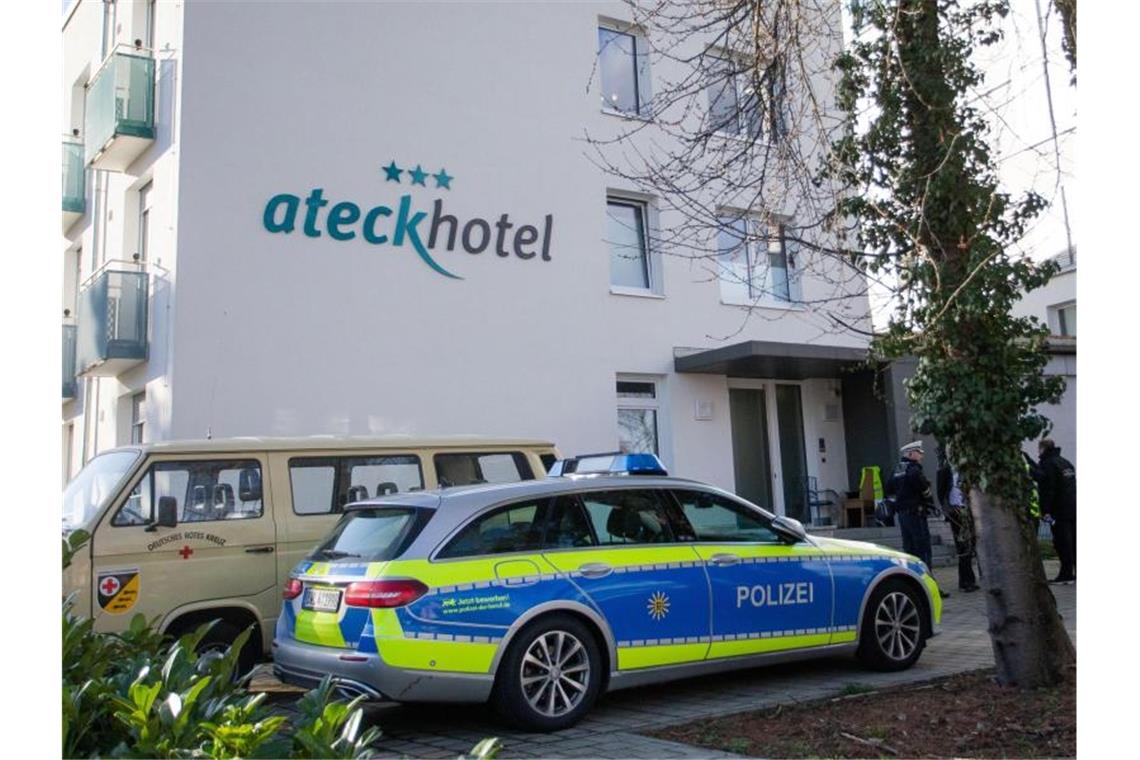 Ein Fahrzeuge des Deutschen Roten Kreuzes und der Polizei stehen vor dem Quarantäne-Hotel. Foto: Tom Weller/dpa