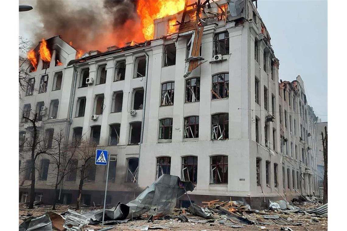 Friedensgespräche am Donnerstag - neue Angriffe auf Kiew Ein Fakultätsgebäude der ukrainischen Uni in Charkiw brennt wegen eines russischen Raketenangriffs. Foto: Emergency Service Of Ukraine/PA Media/dpa