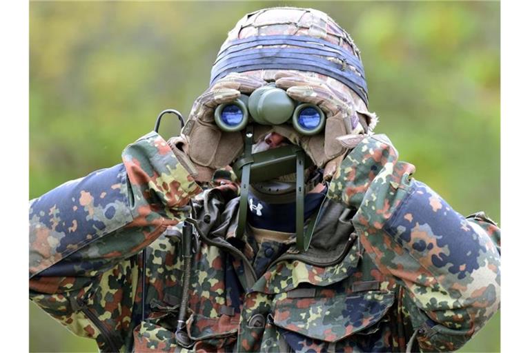 Ein Fallschirmjäger der Division Schnelle Kräfte während einer Großübung im Mai 2017. Foto: picture alliance / Carsten Rehder/dpa