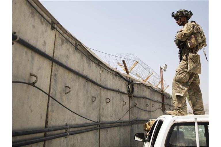 Ein Fallschirmjäger des US-Militärs unterstüzt die Sicherheitsmaßnahmen am Hamid Karzai International Airport. Die USA haben den Militäreinsatz in Afghanistan nach fast 20 Jahren beendet. Foto: Master Sgt. Alexander Burnett/U.S. Army/AP/dpa