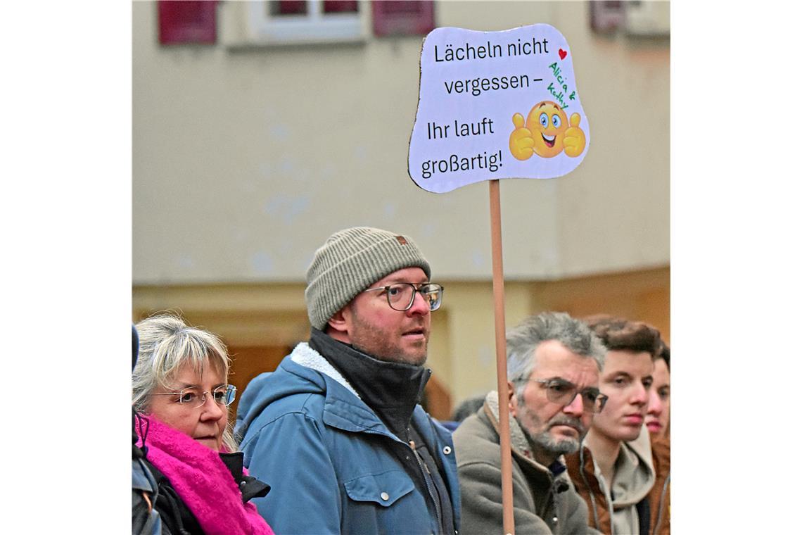 Ein Fan mit einem Motivationsschild am Streckenrand. Silvesterlauf in Backnang 2...