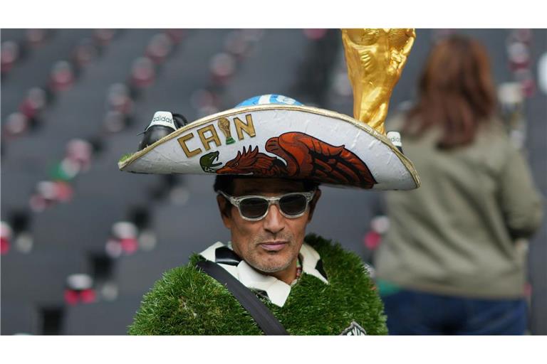 Ein Fan posiert für Fotos vor dem internationalen Freundschaftsspiel zwischen Mexiko und Portugal.