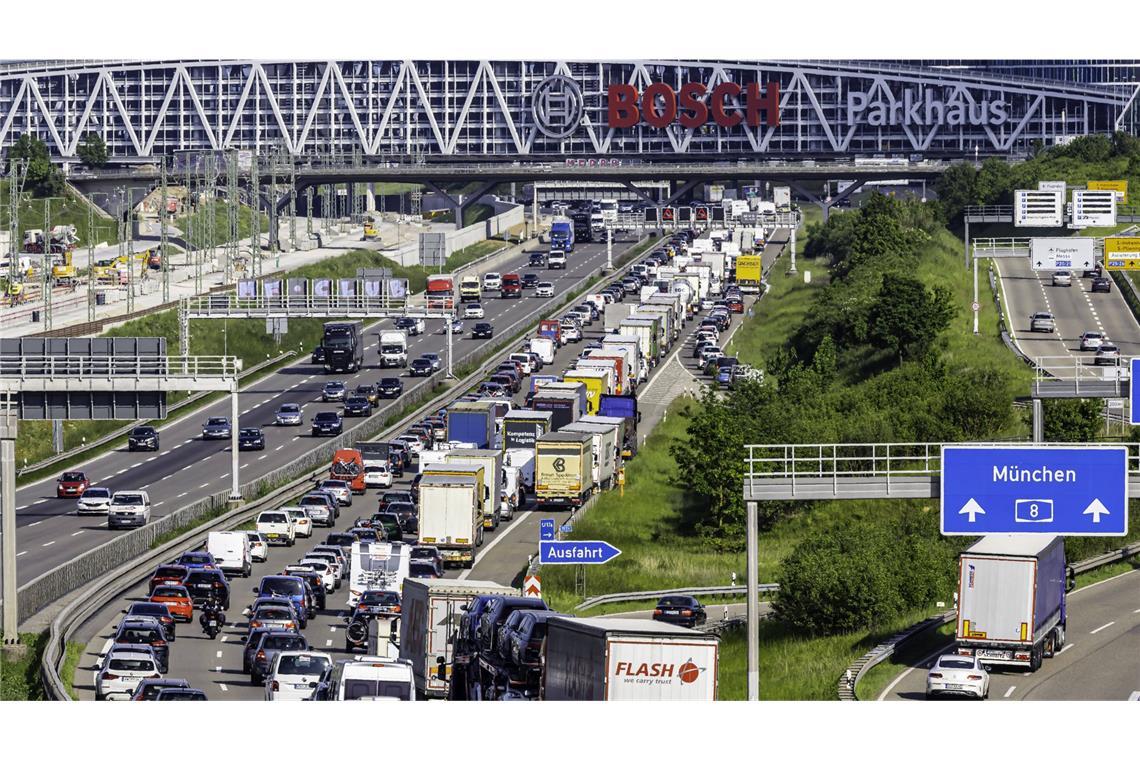 Ein fast tägliches  Bild: Stau auf der A8 bei Stuttgart