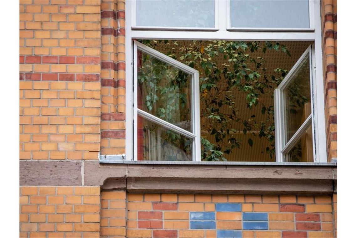 Ein Fenster an einer Grundschule ist zum Lüften geöffnet. Aerosolforscher empfehlen für geschlossene Räume häufiges Stoß- oder Querlüften. Foto: Christoph Schmidt/dpa