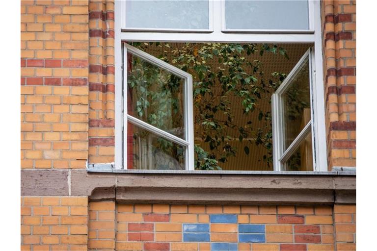 Ein Fenster einer an einer Schule ist zum Lüften geöffnet. Foto: Christoph Schmidt/dpa/Archivbild/Symbolbild
