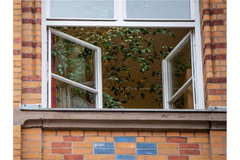 Ein Fenster einer an einer Schule ist zum Lüften geöffnet. Foto: Christoph Schmidt/dpa/Archivbild/Symbolbild