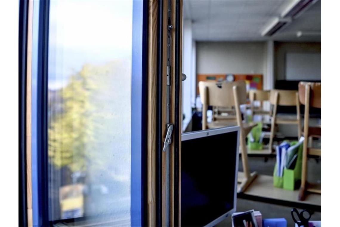 20-Minuten-Lüftung als Schutz vor Corona in Grundschulen Ein Fenster in einem Klassenzimmer einer Grundschule ist zum Lüften geöffnet. Foto: Britta Pedersen/dpa-Zentralbild/dpa