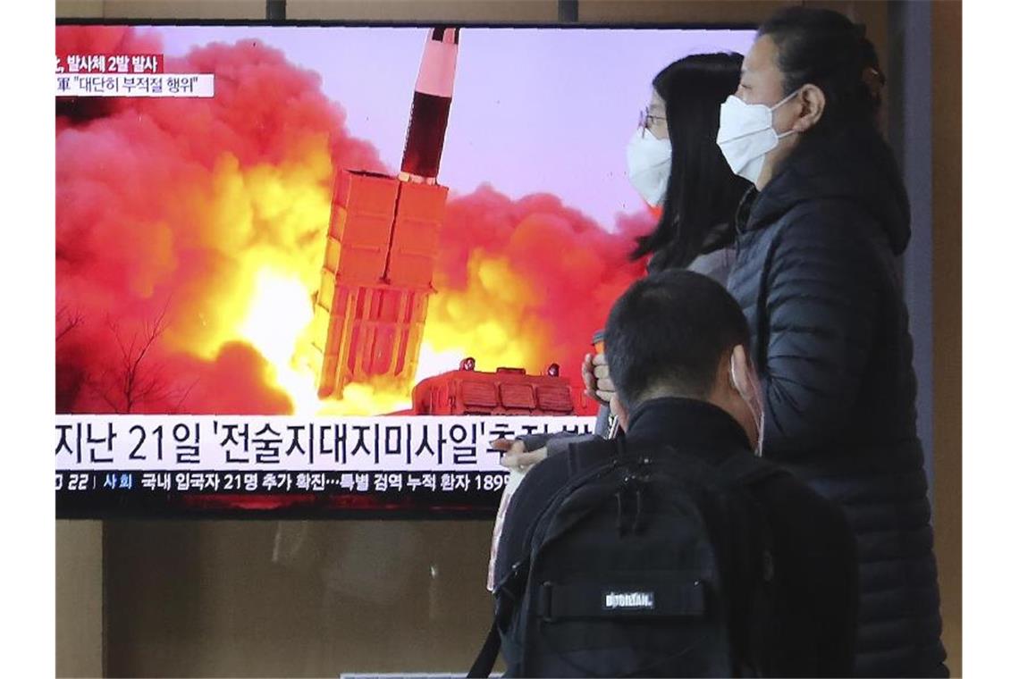 Ein Fernseher in Seoul zeigt einen Raketenstart in Nordkorea. Foto: Ahn Young-Joon/AP/dpa