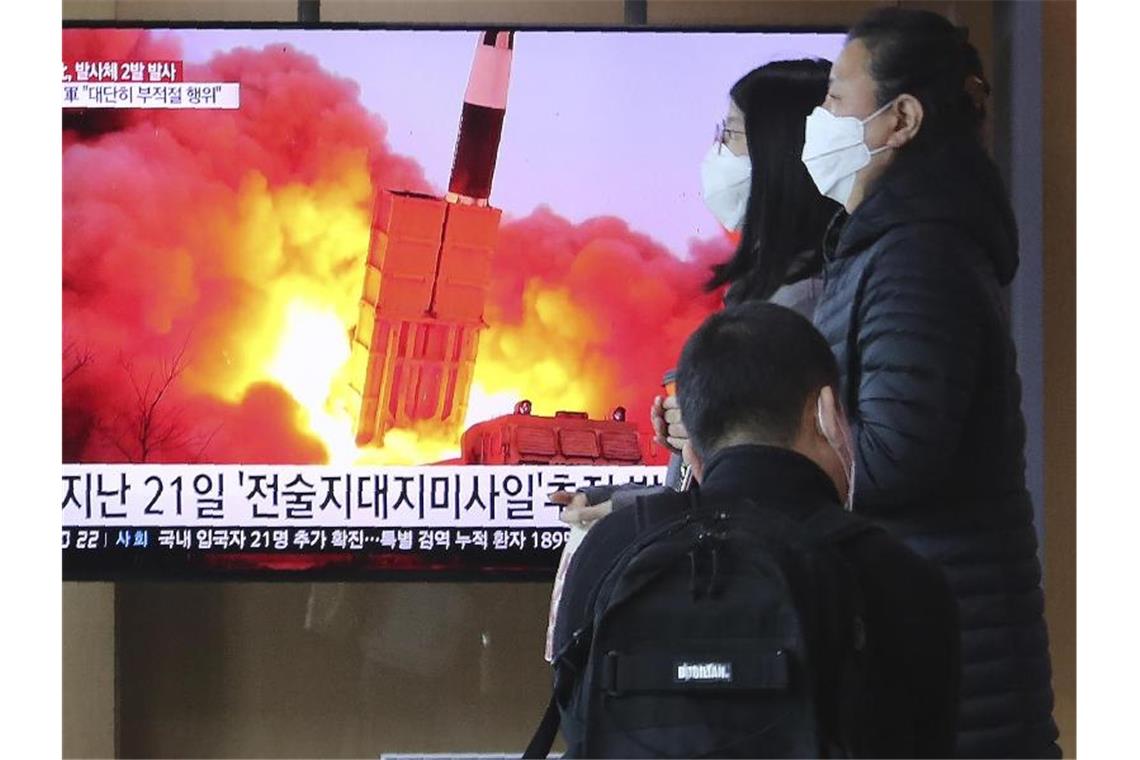 Südkorea: Nordkorea testet wieder Raketen Ein Fernseher in Seoul zeigt einen Raketenstart in Nordkorea. Foto: Ahn Young-Joon/AP/dpa