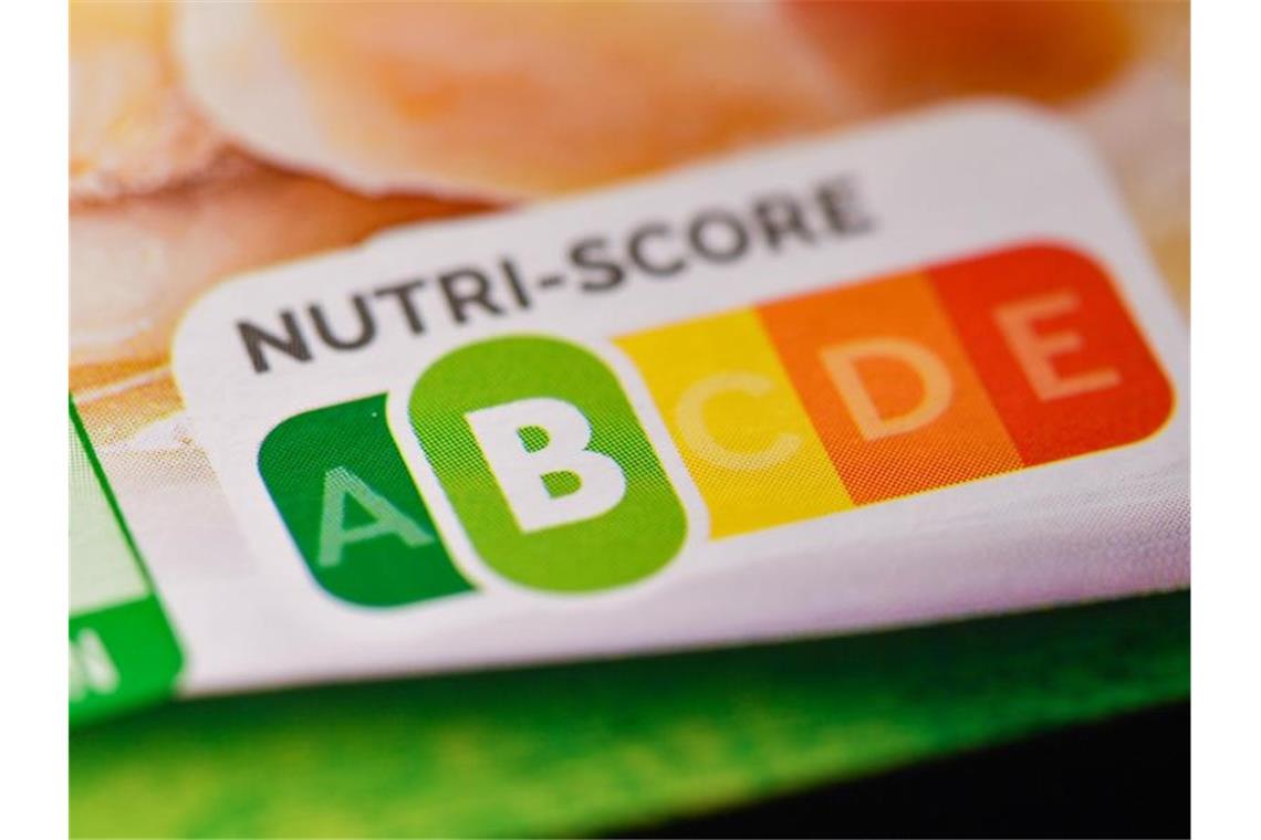 Nutri-Score startet offiziell Ein Fertigprodukt ist mit der Stufe B gekennzeichnet. Foto: Patrick Pleul/zb/dpa