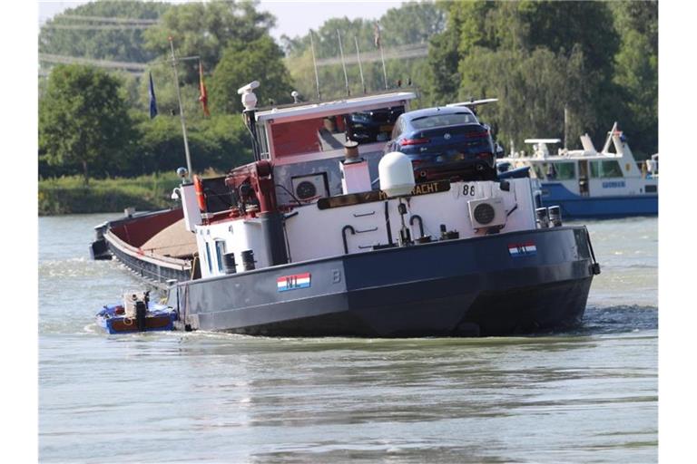Ein festgefahrenes Güterschiff auf dem Rhein. Foto: Thomas Riedel/Archivbild