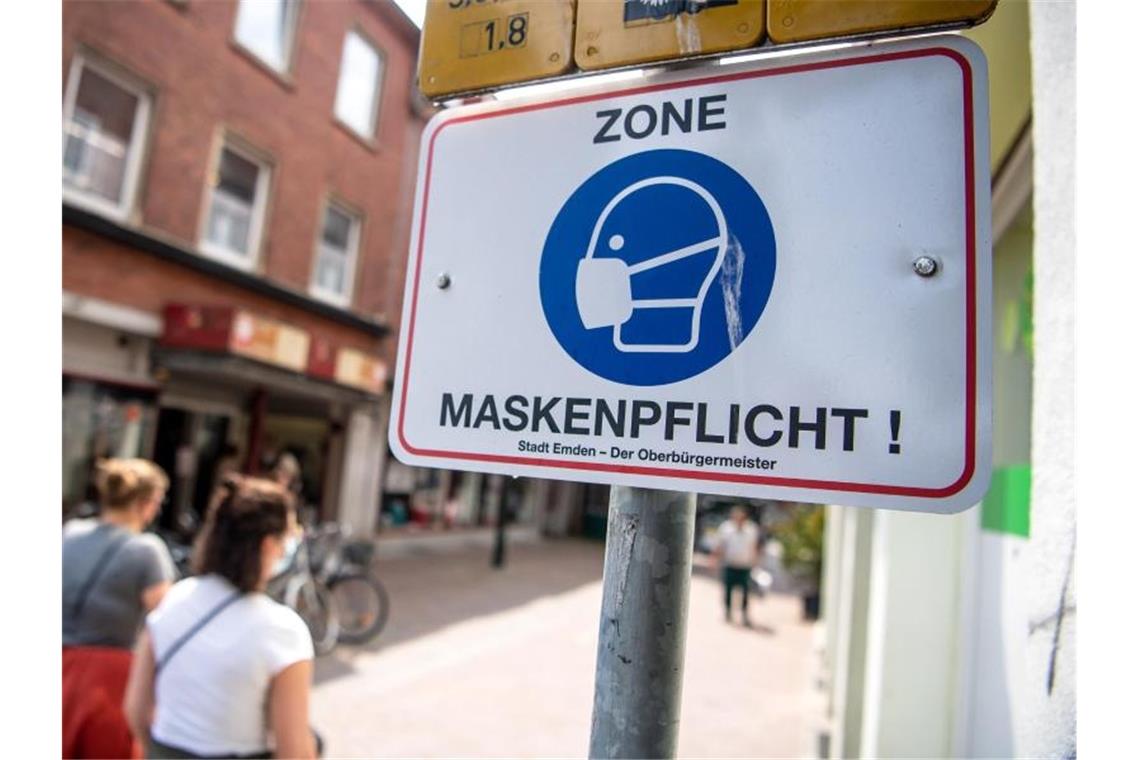Corona-Regeln bröckeln: Partys und Masken-Lockerungen Ein Festhalten an der Maskenpflicht im Freien wird auch von vielen Experten als unnötig angesehen. In Innenräumen sieht das anders aus. Foto: Sina Schuldt/dpa