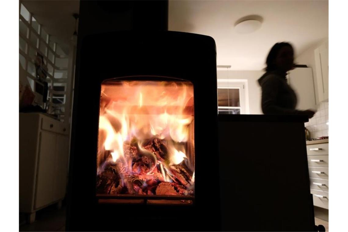 Stadt fordert Aufhebung der Verordnung zum Feinstaubalarm Ein Feuer brennt in einem Holzofen. Foto: picture alliance / Bernd Weissbrod/dpa/Archivbild