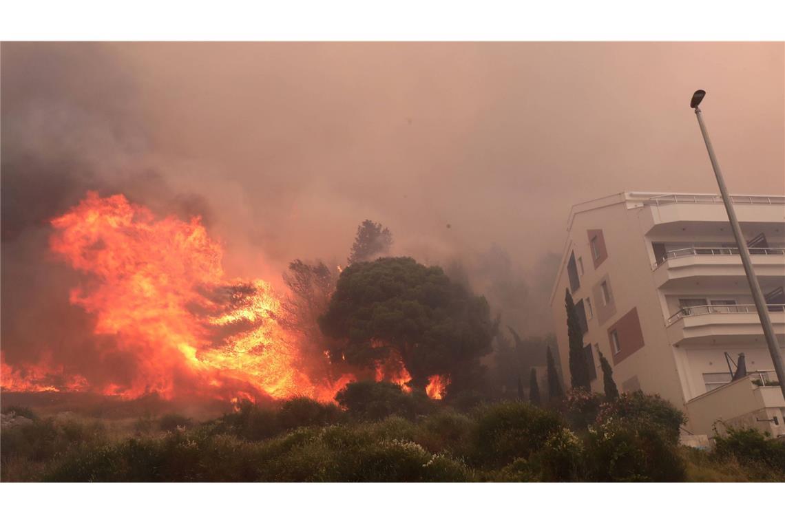 Waldbrände an der Adria – Touristen fliehen vor Flammen Ein Feuer in der Nähe der Stadt Makarska in Kroatien.