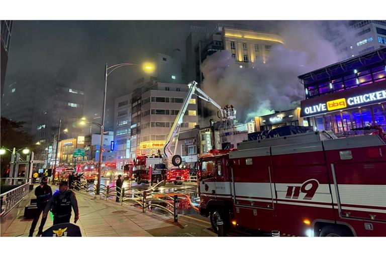 Ein Feuer ist in einem Restaurant im Stadtzentrum von Seoul, direkt hinter dem Rathaus, ausgebrochen.