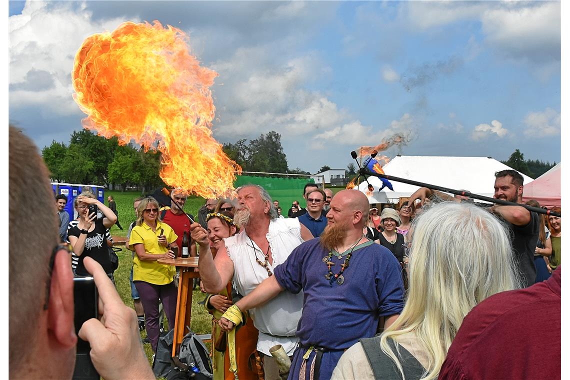 Ein Feuerschlucker auf dem Fest. 