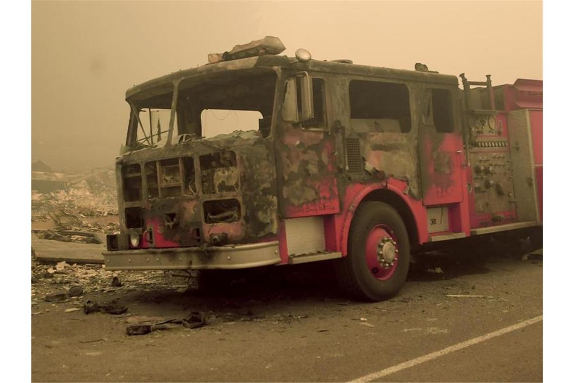 Ein Feuerwehrauto aus dem ländlichen Brandschutzbezirk Idanha-Detroit steht an einer Straße und ist defekt. Das Löschfahrzeug wurde vom Feuer zerstört. Foto: Mark Ylen/Albany Democrat-Herald/AP/dpa