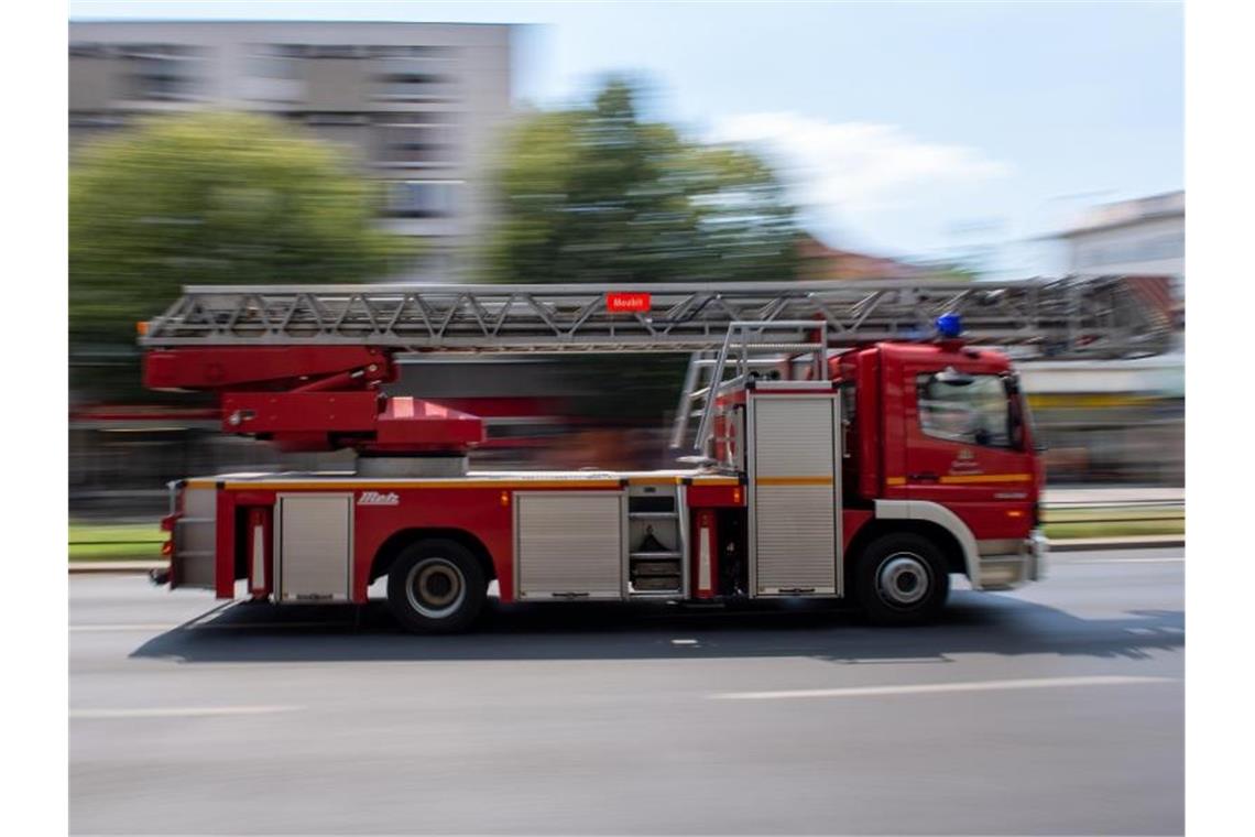 400.000 Euro Schaden bei Großbrand in Schreinerei Ein Feuerwehrauto fährt mit Blaulicht zu einem Einsatz. Foto: Monika Skolimowska/dpa-Zentralbild/dpa/Symbolbild