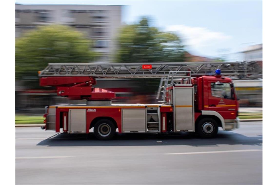 Ein Feuerwehrauto fährt mit Blaulicht zu einem Einsatz. Foto: Monika Skolimowska/dpa-Zentralbild/dpa/Symbolbild