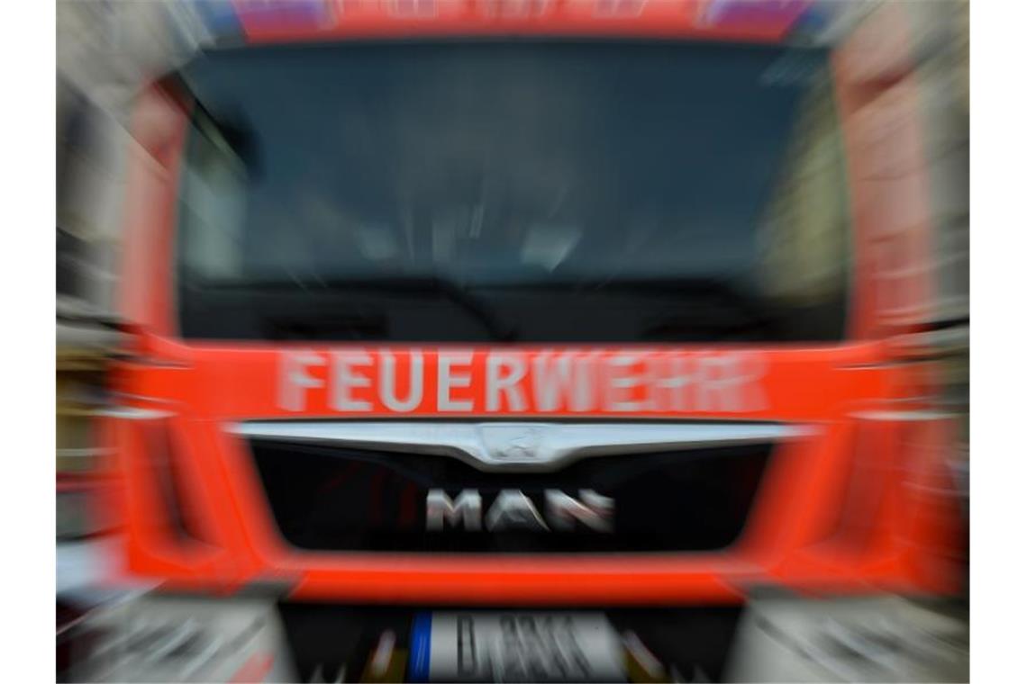 Ein Feuerwehrauto im Einsatz. Foto: Britta Pedersen/Archiv