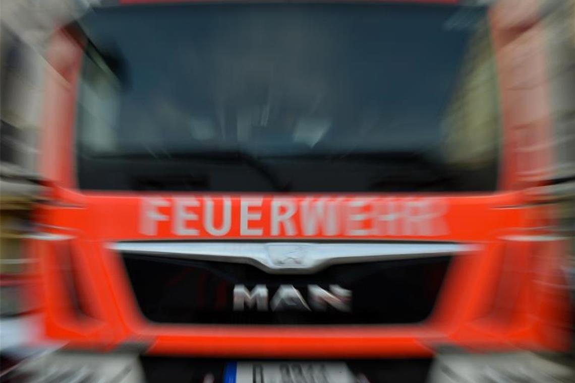 Ein Feuerwehrauto ist im Einsatz. Foto: Britta Pedersen/dpa/Symbolbild