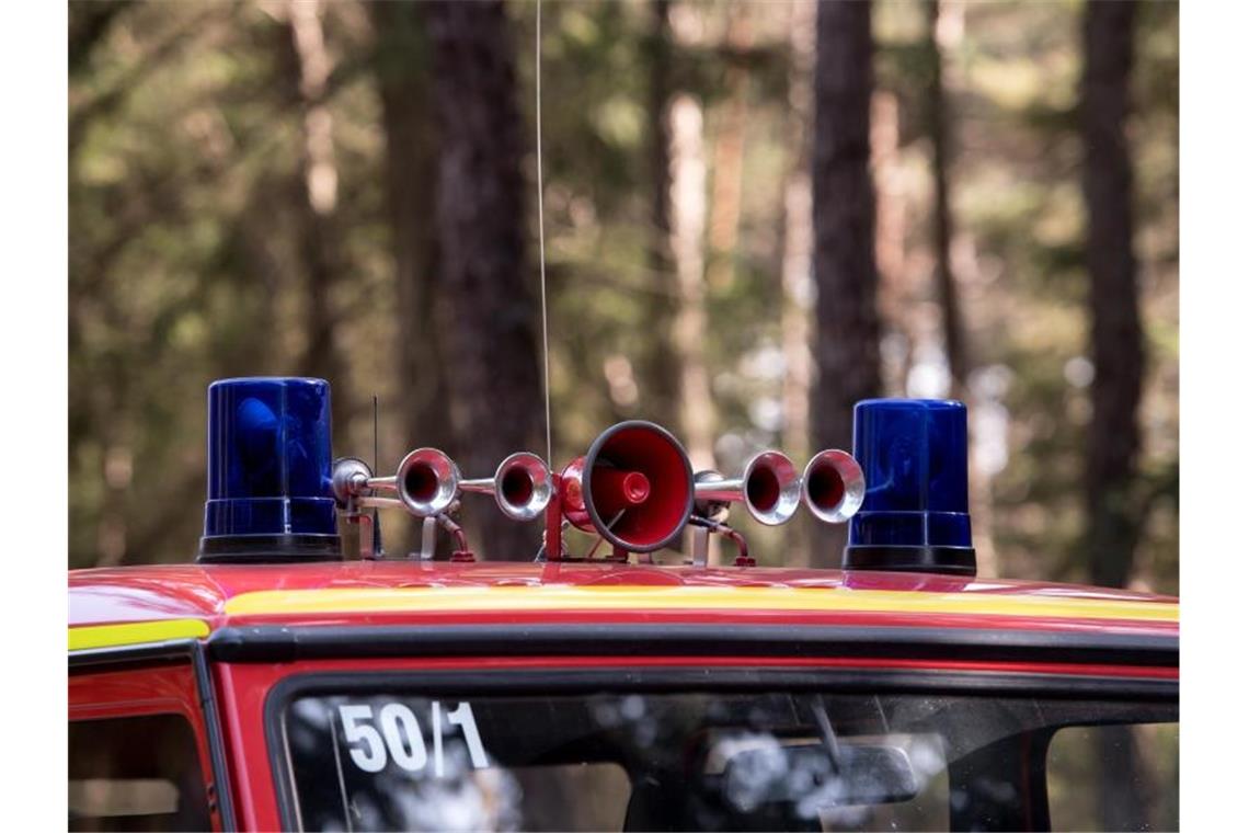 Ein Feuerwehrauto mit Martinshorn auf dem Dach. Foto: Sven Hoppe/dpa/Symbolbild