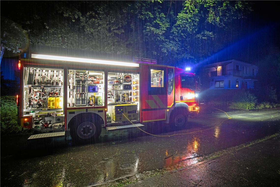 Ein Feuerwehrauto steht am Montagabend in der Röntgenstraße. Foto: A. Becher