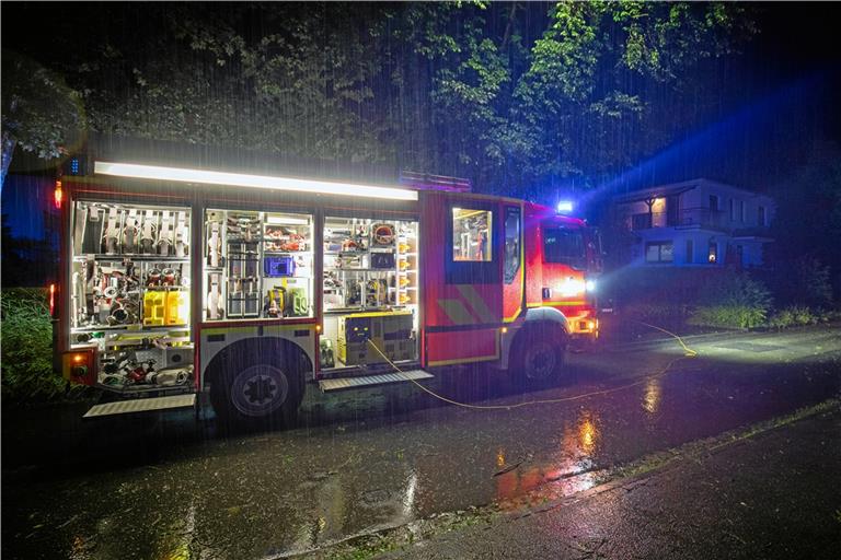 Ein Feuerwehrauto steht am Montagabend in der Röntgenstraße. Foto: A. Becher