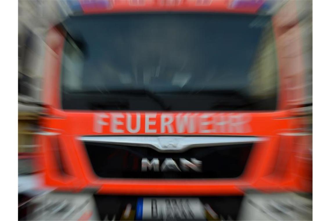 Brand nach Blitzschlag verursacht 100 000 Euro Schaden Ein Feuerwehrauto steht bereit. Foto: Britta Pedersen/Archiv