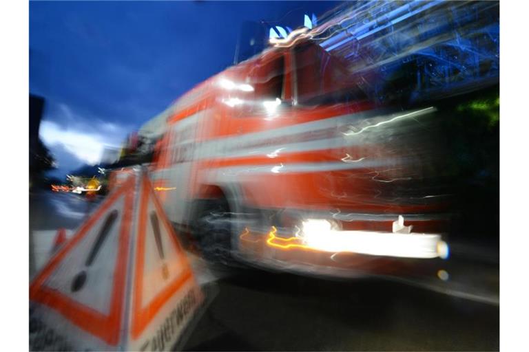 Ein Feuerwehrfahrzeug fährt an einem Warnschild mit der Aufschrift „Feuerwehr“ vorbei. Foto: Patrick Seeger/Archivbild