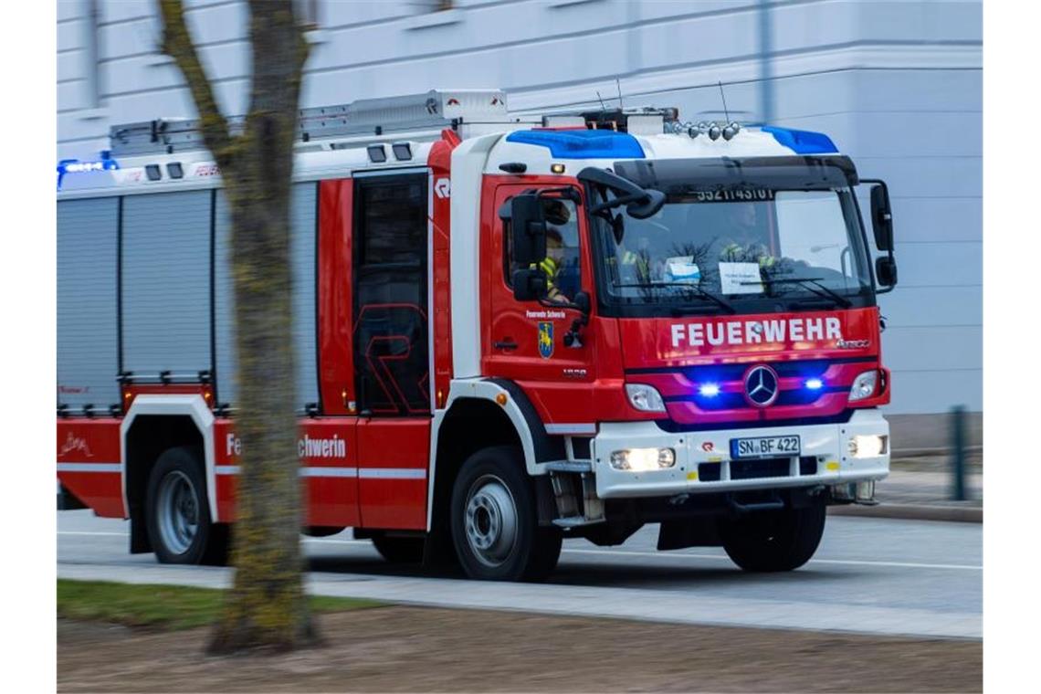Rund eine Million Euro Sachschaden nach Hallenbrand in Ulm Ein Feuerwehrfahrzeug fährt mit Blaulicht zu einem Einsatz. Foto: Jens Büttner/dpa-Zentralbild/ZB/Symbolbild