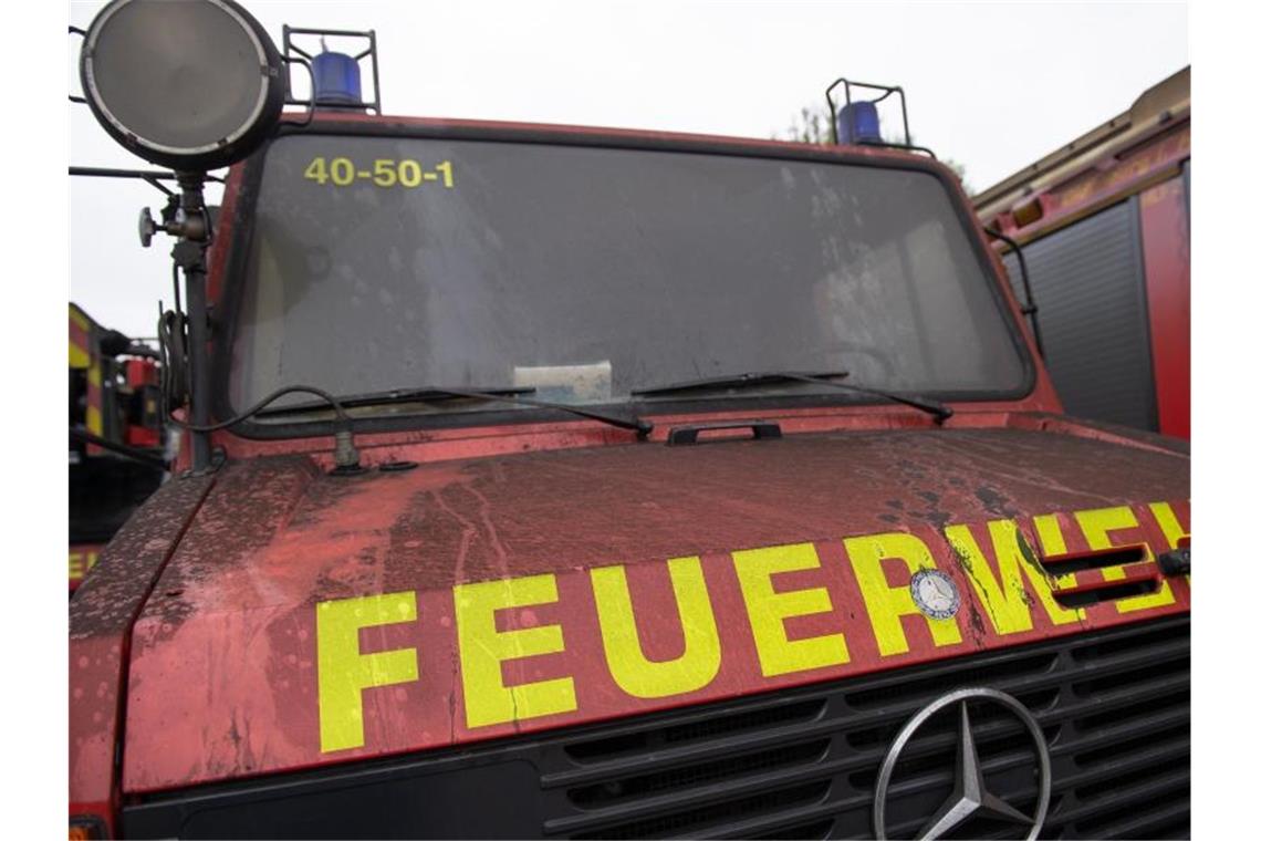 Ein Feuerwehrfahrzeug in Oldenburg ist mit schwarzem Ruß bedeckt. Foto: Jonas Walzberg/dpa