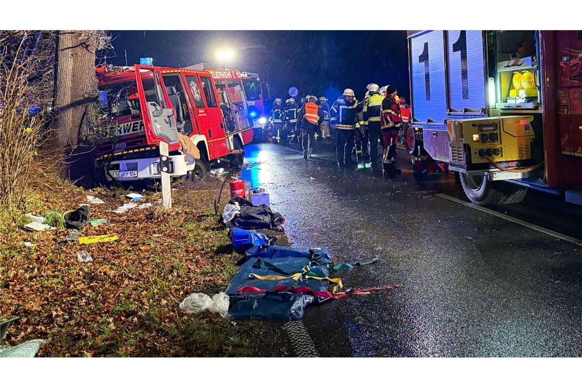 Ein Feuerwehrfahrzeug ist gegen einen Baum in Negernbötel im Kreis Segeberg geprallt.
