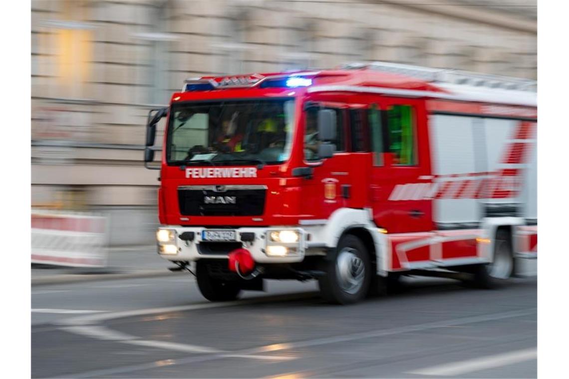 Feuer auf Herren-WC im Gymnasium: Brandstiftung möglich Ein Feuerwehrfahrzeug ist mit Blaulicht auf Einsatzfahrt. Foto: Monika Skolimowska/dpa-Zentralbild/ZB/Symbolbild